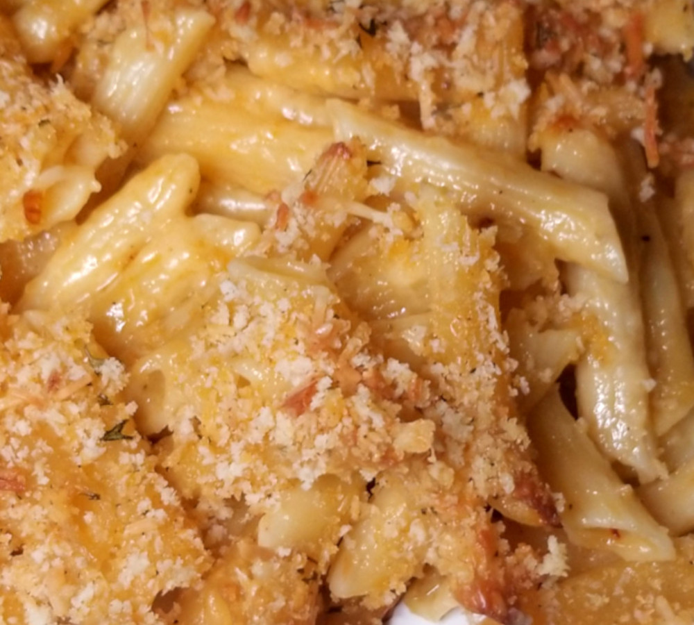 A close up of buffalo mac and cheese on a plate.
